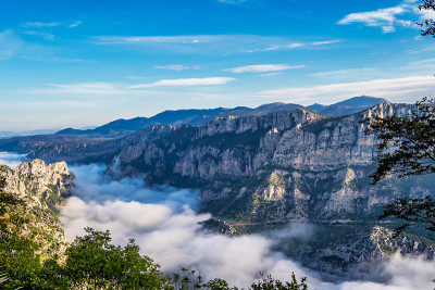 雾悬在Verdon峡谷，峡谷的Verdon在法国阿尔卑斯山，普罗旺斯，法国