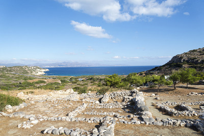 古代人们建筑的城墙遗迹。