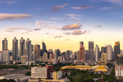曼谷城市天际线与蓝天背景的城市景观，曼谷是泰国的现代大都市，深受游客的喜爱