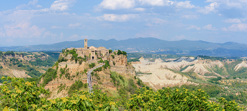 Cività di Bagnoregio村的悬崖上，拉齐奥，意大利