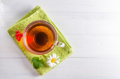 茶杯里的茶，白色背景下的雏菊俯瞰