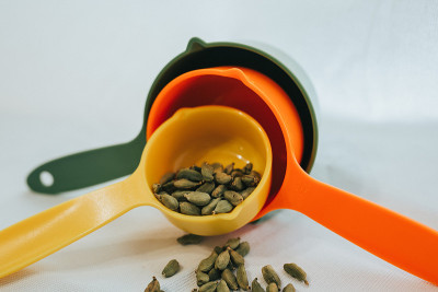 在俯视图中烹饪时使用的一套量杯或量匙