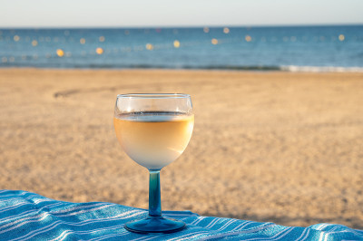 普罗旺斯的夏日，在法国瓦尔省土伦附近的沙滩和蓝色大海上，喝着冰冷的灰玫瑰葡萄酒
