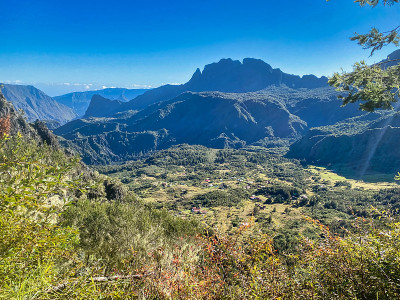 在留尼旺岛的山脉中徒步旅行