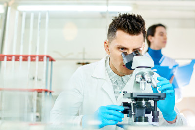 青年科学家使用显微镜