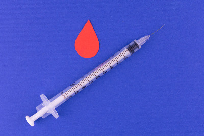 胰岛素注射器和一滴血。糖尿病疾病的概念。