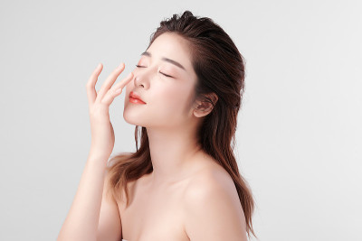 美丽的年轻亚洲女人与干净的新鲜的皮肤在白色的背景，面部护理，面部治疗，美容，美容和水疗，亚洲妇女肖像