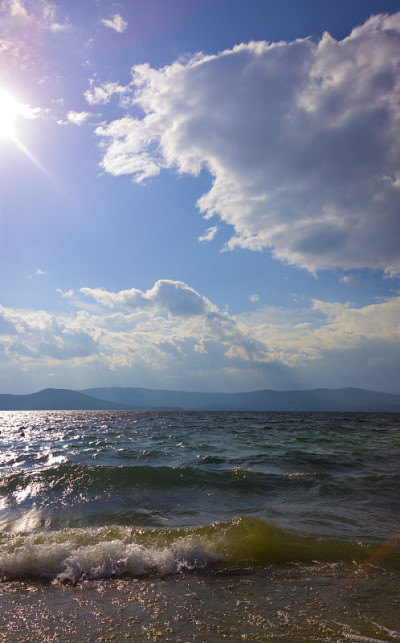 在海上。风暴湖。风暴结束。自然背景