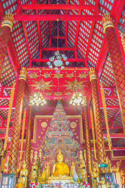 泰国清迈最古老的寺庙清曼寺，由兰那王国的孟伽莱国王于1296年建造，红色天花板下美丽的金色佛像。