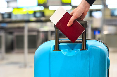 携带登机牌、护照及行李的旅客