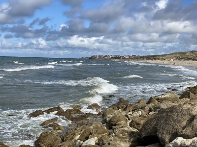 法国的安布尔图斯，海浪拍打着岩石