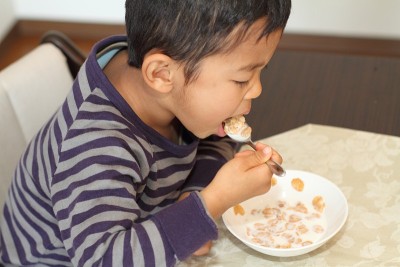 男孩吃麦片