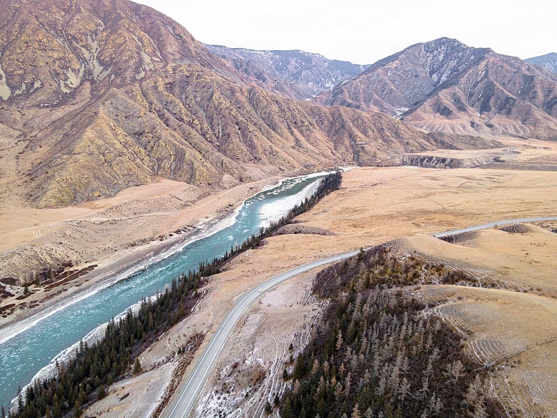 在河边的山上有条路。翠高速公路是世界上最美丽的公路之一。