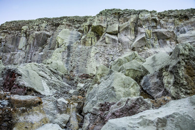 卡瓦伊真火山伊真火山口的岩壁和硫磺开采。