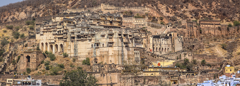 令人印象深刻的Garh宫殿全景坐落在山区