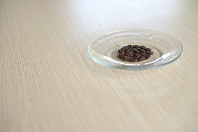 烤阿拉比卡咖啡豆在木材背景