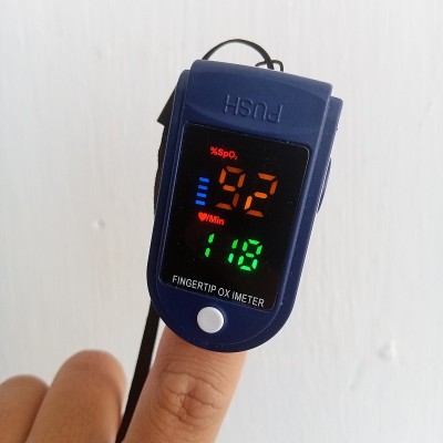 使用血氧计检查血氧水平的图片说明