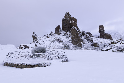 环岛和山顶被雪覆盖