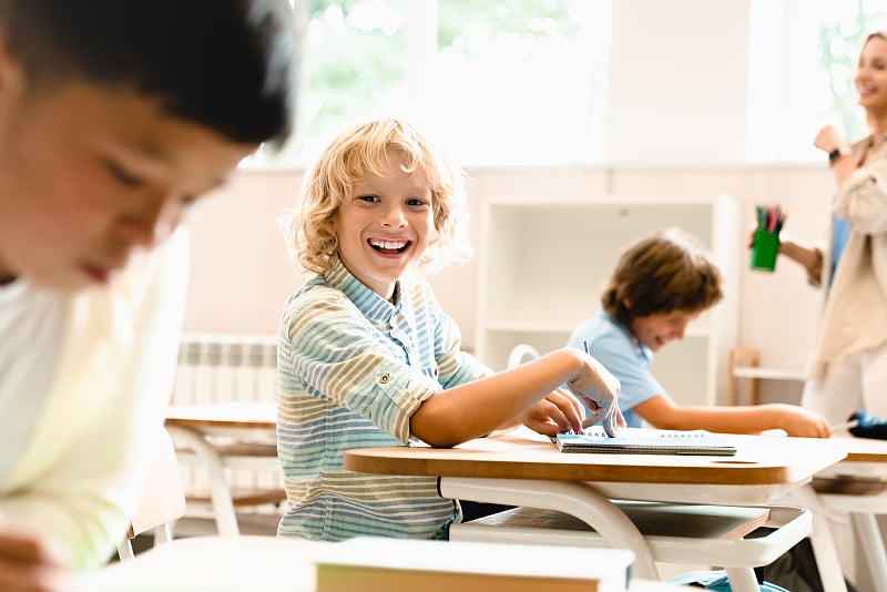 有趣的课堂和老师一起上课。小学生小学生同学学生参与学习过程。Attendancy概念