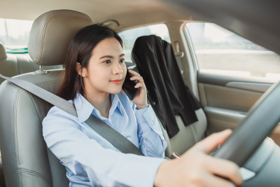 女人开车时用手机。