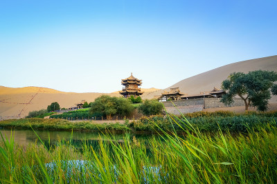 中国甘肃省敦煌市鸣沙山月牙泉风景区甘肃敦煌月牙湖和鸣沙山。