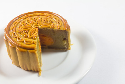 白色盘子上的月饼