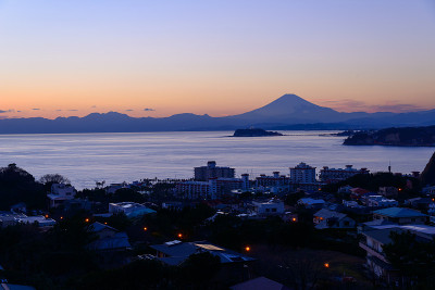 黄昏中的Enoshima和富士山