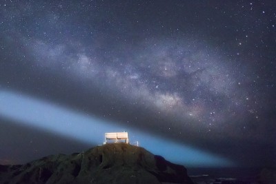 日本千叶县春天的星空和灯塔的光芒