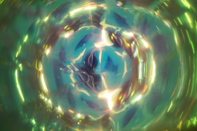 绿色黄色金色水晶水下闪闪发光的背景