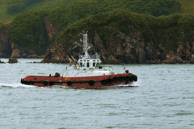 沿海岸航行的拖船
