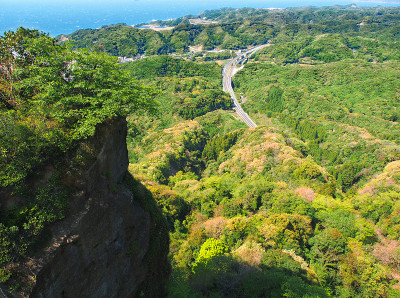采石场的废墟，春色的山脉和大海