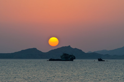 黎明时红海珊瑚礁上的海难