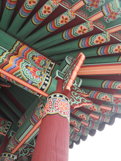 传统的韩国建筑屋顶屋檐