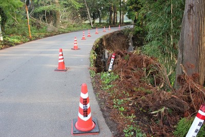 由于台风，道路塌陷