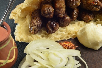 烤肉串配洋葱和小面包