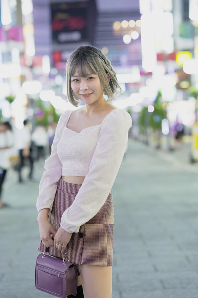 一名年轻女子晚上在东京摆造型