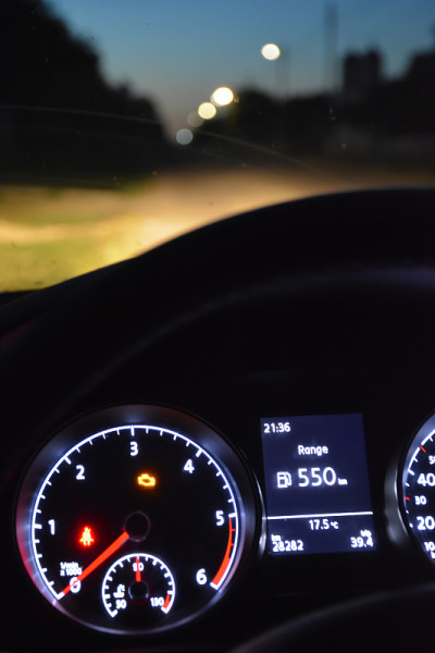 在晚上开车
