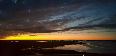 海岸景观上的夜空很鲜艳