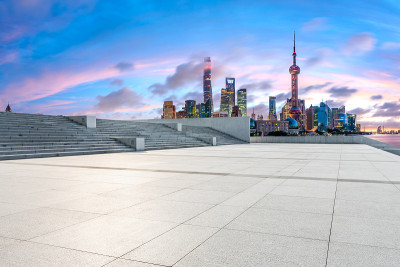日出时，上海的天际线和现代建筑中空荡荡的广场层