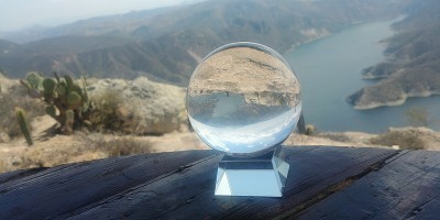 墨西哥Zimapan Hidalgo的Mirador Vigilante大坝的球和玻璃基地
