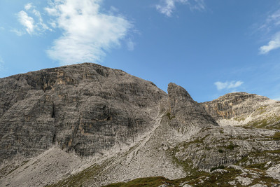 Oberbachernspitze -近距离观看一个高和荒凉的山峰在意大利白云石。