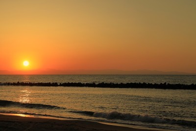 从日本新泻看日本海和佐渡岛的日落