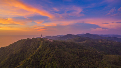 风景全景普吉岛大佛在美丽的日落。