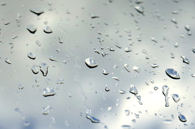 雨水在窗户上留下的干枯的水滴。