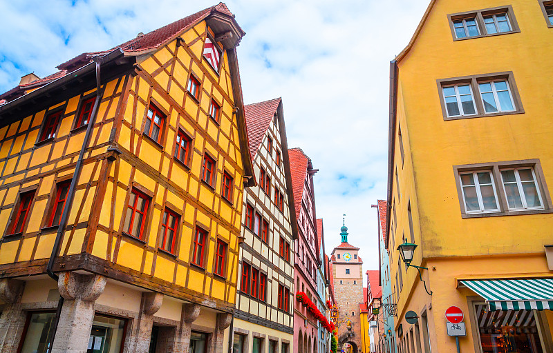 位于德国巴伐利亚州的Rothenburg ob der Tauber美丽的街道，有传统的德国房屋