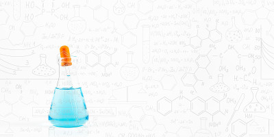 白色背景蓝色科学玻璃管实验，黑板上手绘科学公式为背景。