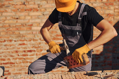 建筑工人穿着制服和安全设备在建筑上工作