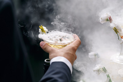 人们把香槟酒捧成金字塔。特写镜头