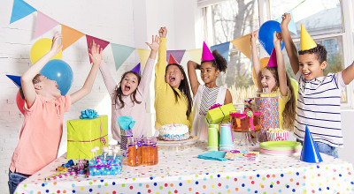 一群孩子在家里参加生日聚会