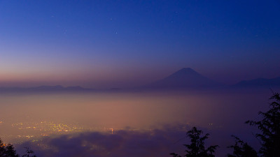黎明时分的口福盆地和富士山